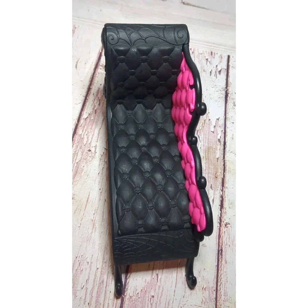 Monster High Freaky Fusion Doll Furniture_Catacombs Pink/Black Chaise Lounge